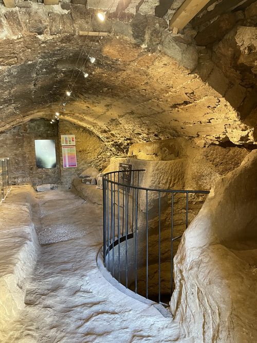 Cave de la maison de l'arc de Venasque
