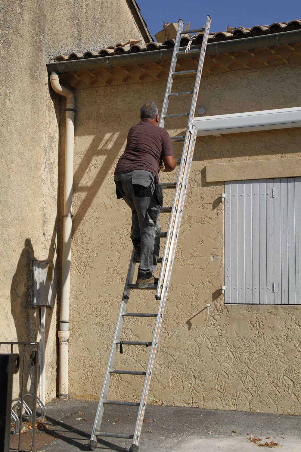 Installation sur les toits de l'école de Saint-Pierre-de-Vassols
