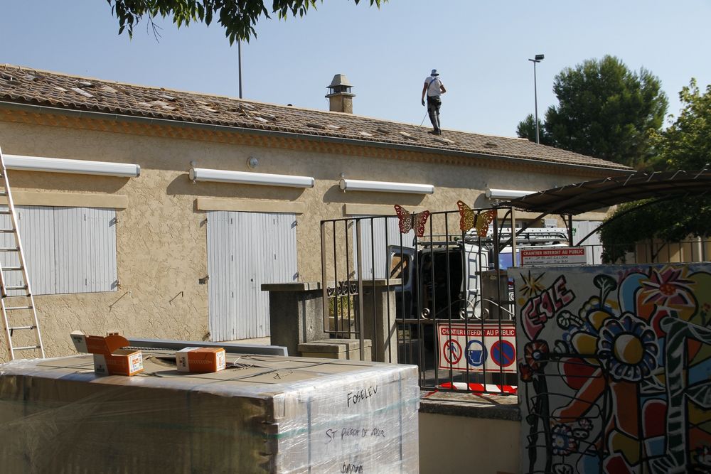 Installation sur les toits de l'école de Saint-Pierre-de-Vassols