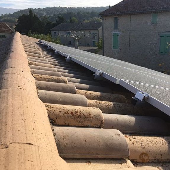 Les panneaux photovoltaïques sur le toit de l'école à Saint-Pierre-de-Vassols