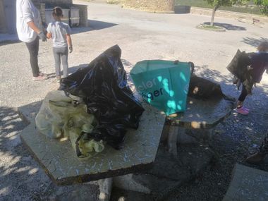 Ramassage des déchets par les enfants de l'école de Venasque