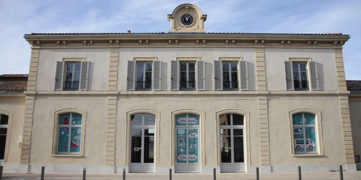 Façade de la Gare Numérique vue depuis l'avenue de la Gare à Carpentras